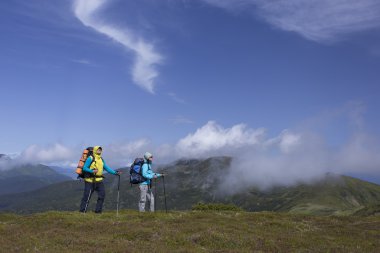 Bir sırt çantası ile dağlarda hiking yaz . 