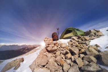Dağlarda bir sırt çantası ve çadır kamp kış.