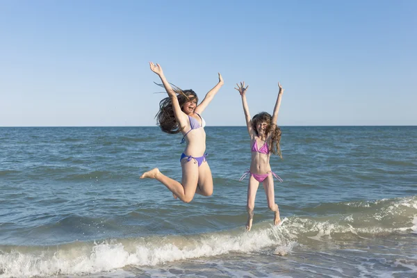 Happy children in the summer on the beach. — Stock Photo, Image