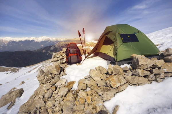 Χειμερινό κάμπινγκ στα βουνά με ένα σακίδιο και τέντα. — Φωτογραφία Αρχείου