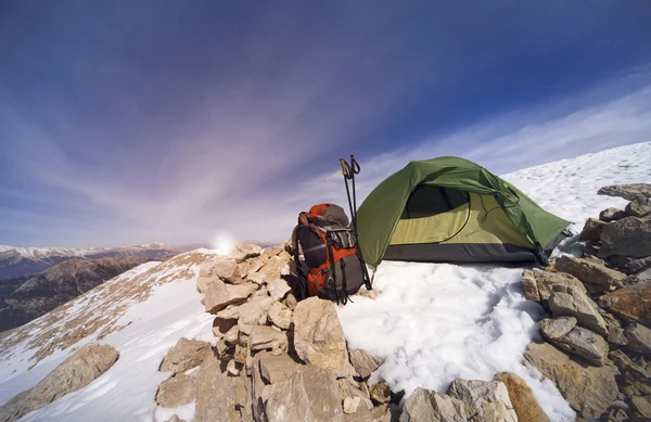 Wintercamping in de bergen met een rugzak en tent. — Stockfoto