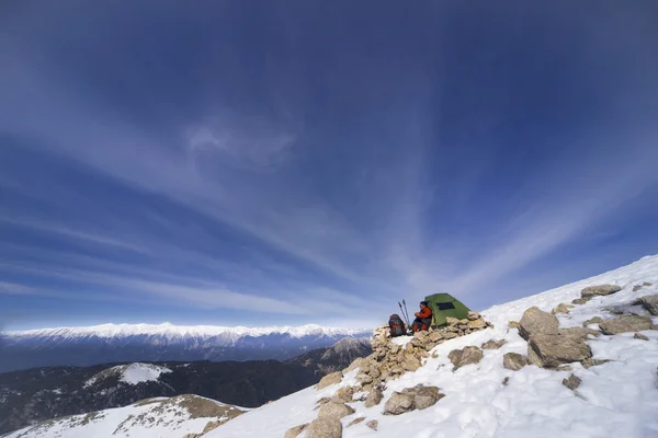 Χειμερινό κάμπινγκ στα βουνά με ένα σακίδιο και τέντα. — Φωτογραφία Αρχείου