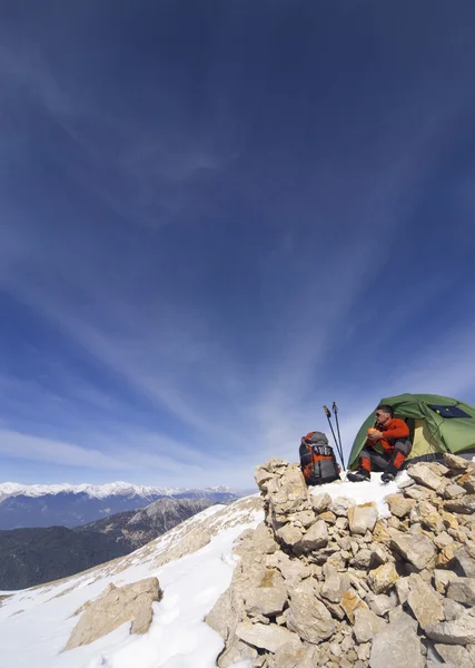 Campamento de invierno en las montañas con mochila y tienda . — Foto de Stock