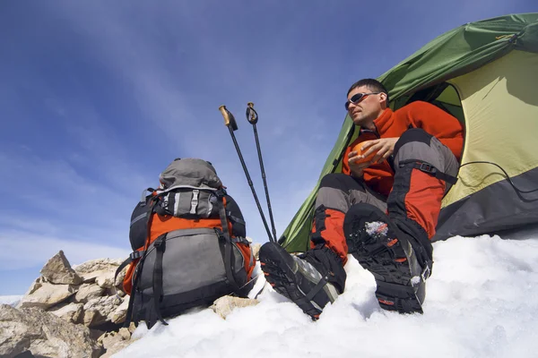 Wintercamping in de bergen met een rugzak en tent. — Stockfoto