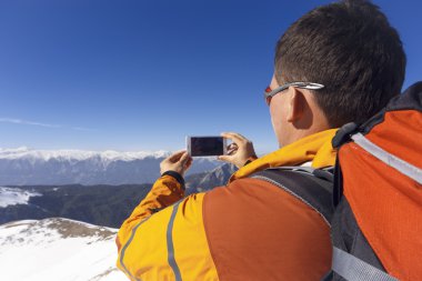 Bir sırt çantası ile dağlarda hiking kış.