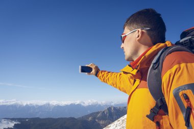 Bir sırt çantası ile dağlarda hiking kış.