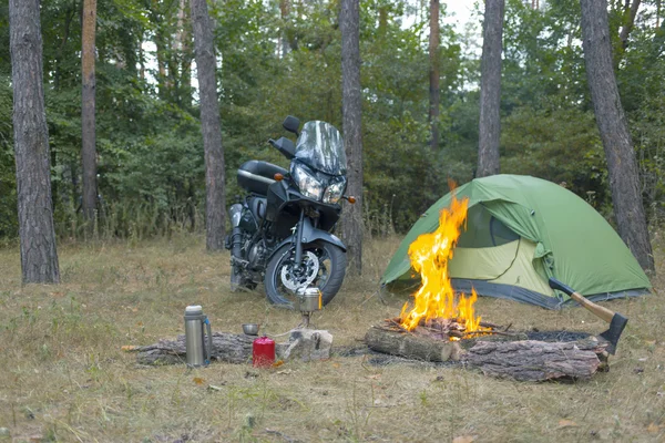Bir çadır ve bir motosiklet ile ormanda kamp.