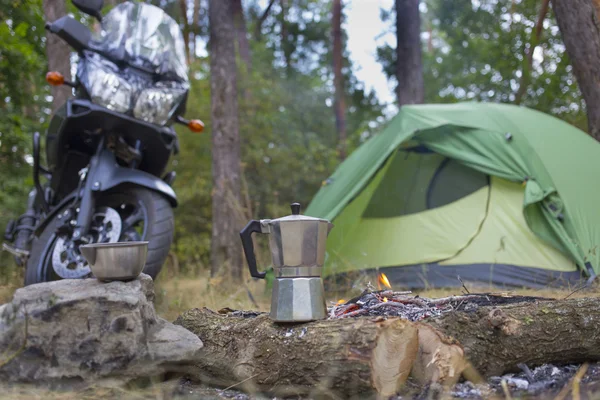 Camping w lesie z namiotu i motocykl. — Zdjęcie stockowe