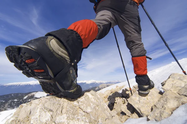Wandelen in de bergen in de met sneeuw bedekte bergen in de wint — Stockfoto