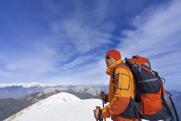 冬のバックパックが付いている山でのハイキング. — ストック写真