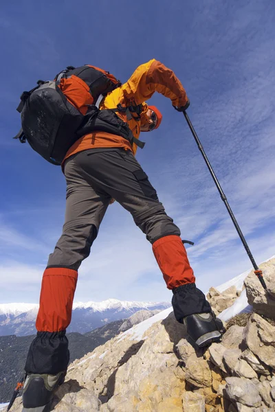 Winterwandelen in de bergen met een rugzak. — Stockfoto