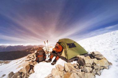 Dağlarda bir sırt çantası ve çadır kamp kış.