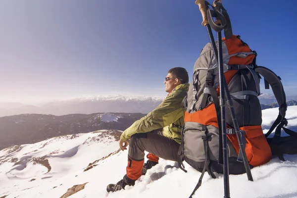 Winterwandelen in de bergen met een rugzak. — Stockfoto