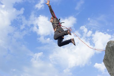 Yüksek Rock dağlarda ip atlama.