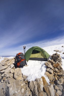 Dağlarda bir sırt çantası ve çadır kamp kış.