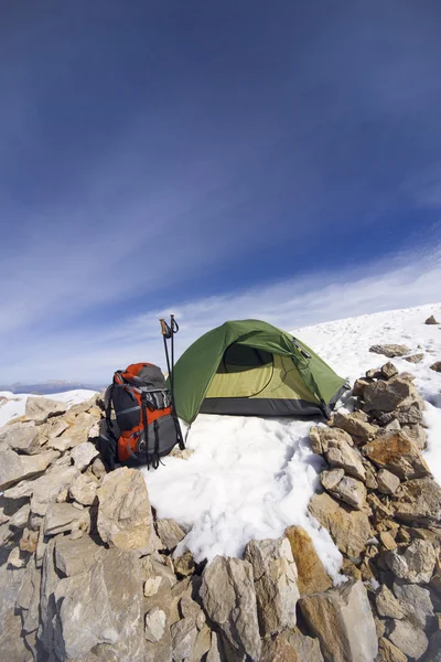 Wintercamping in de bergen met een rugzak en tent. — Stockfoto