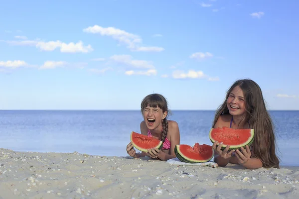 Happy children on the beach eating sweet watermelon. — Stock Photo, Image