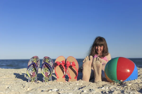 Szczęśliwe dzieci na plaży latem. — Zdjęcie stockowe