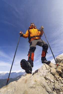 Bir sırt çantası ile dağlarda hiking kış.