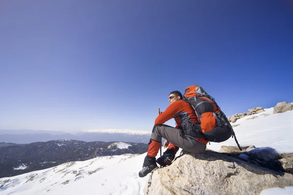 Vinter vandring i bergen med en ryggsäck. — Stockfoto