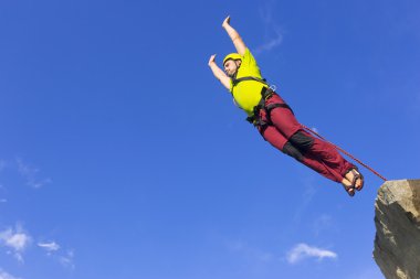 Yüksek Rock dağlarda ip atlama. 