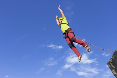 Yüksek Rock dağlarda ip atlama. 