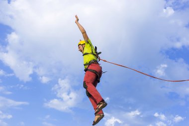 Yüksek Rock dağlarda ip atlama.