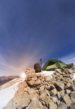Dağlarda bir sırt çantası ve çadır kamp kış.