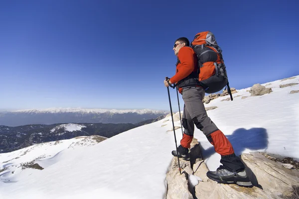 Senderismo de invierno en las montañas con una mochila . — Foto de Stock