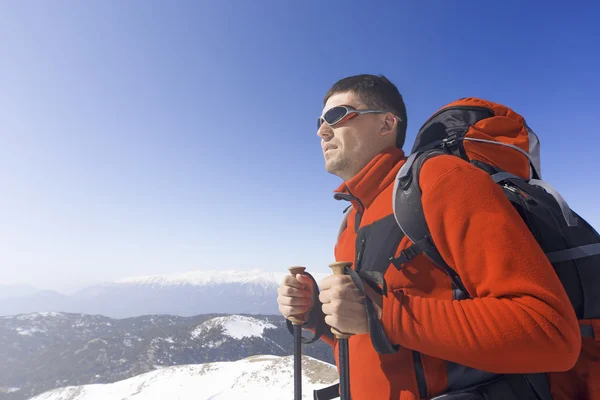 Winterwandelen in de bergen met een rugzak. — Stockfoto