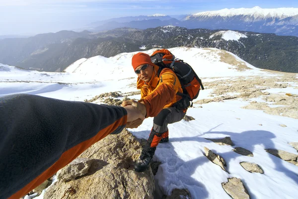 Vinter vandring i bergen med en ryggsäck. — Stockfoto