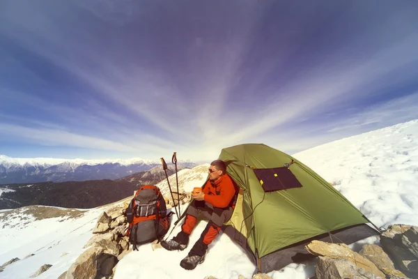 Wintercamping in de bergen met een rugzak en tent. — Stockfoto