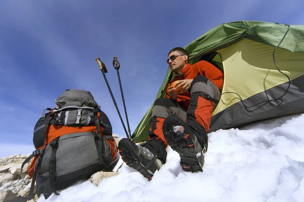 Wintercamping in de bergen met een rugzak en tent. — Stockfoto