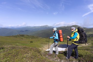 Bir sırt çantası ile dağlarda hiking yaz . 