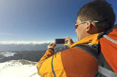 Bir sırt çantası ile dağlarda hiking kış.