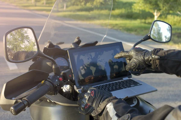 Viajando em uma motocicleta nas estradas da montanha . — Fotografia de Stock