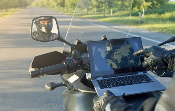 Viajando em uma motocicleta nas estradas da montanha . — Fotografia de Stock