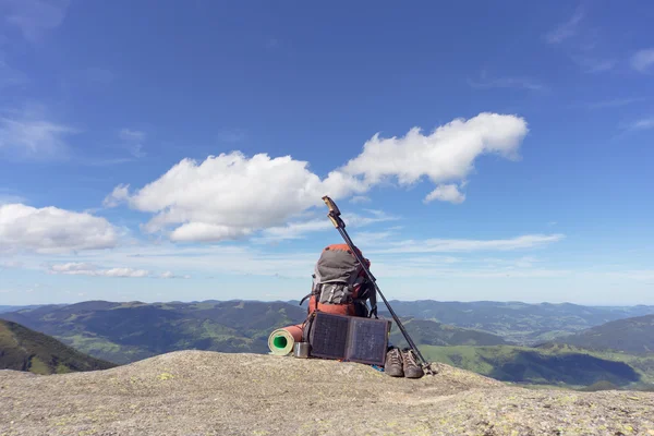 Acampar en las montañas con una mochila en un día soleado . —  Fotos de Stock