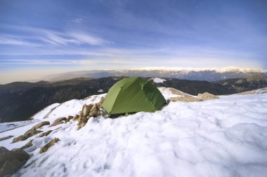 Dağlarda bir sırt çantası ve çadır kamp kış.