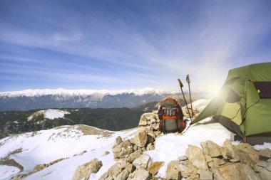 Dağlarda bir sırt çantası ve çadır kamp kış.