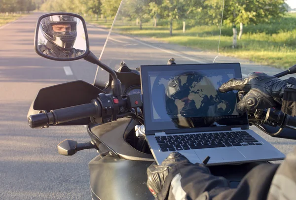 Viajando em uma motocicleta nas estradas da montanha . — Fotografia de Stock