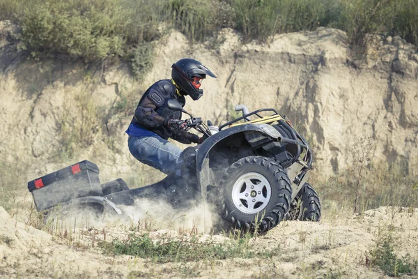 Racing Atv jest piasek. — Zdjęcie stockowe