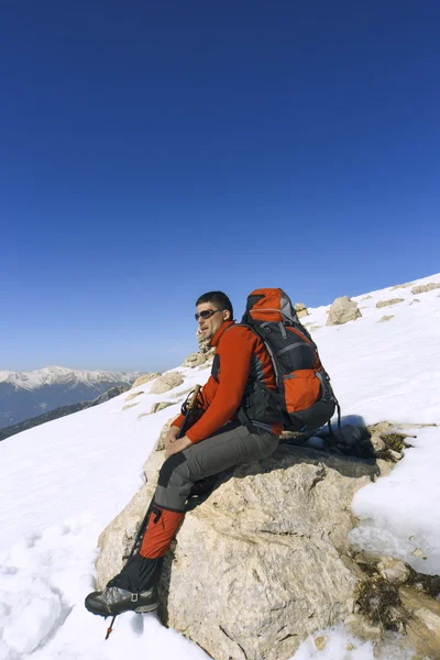 Caminhadas de inverno nas montanhas com uma mochila . — Fotografia de Stock