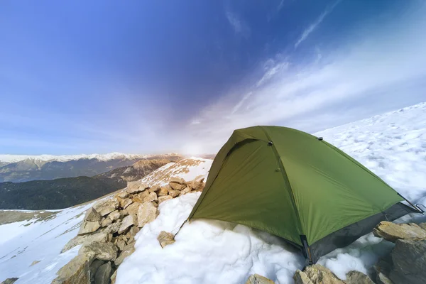 Зимний кемпинг в горах с рюкзаком и палаткой . — стоковое фото