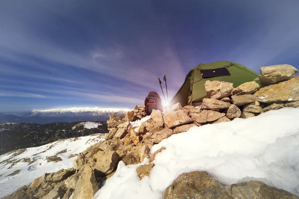 Wintercamping in de bergen met een rugzak en tent. — Stockfoto