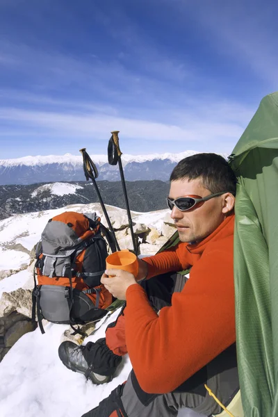 Acampamento de inverno nas montanhas com uma mochila e tenda . — Fotografia de Stock