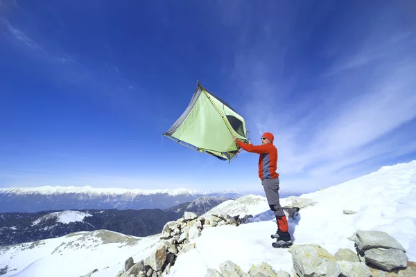 Campamento de invierno en las montañas con mochila y tienda . — Foto de Stock