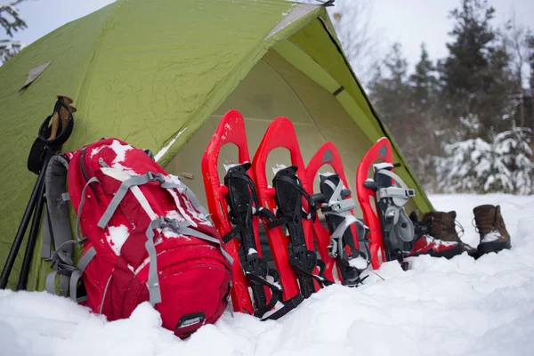 Namiot w lesie zimą. — Zdjęcie stockowe