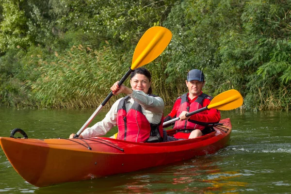 La pareja va en kayak por el río . —  Fotos de Stock