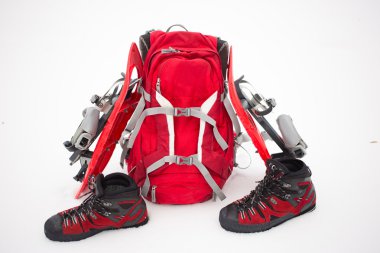 Kışın uzun bir yürüyüş için donatım.